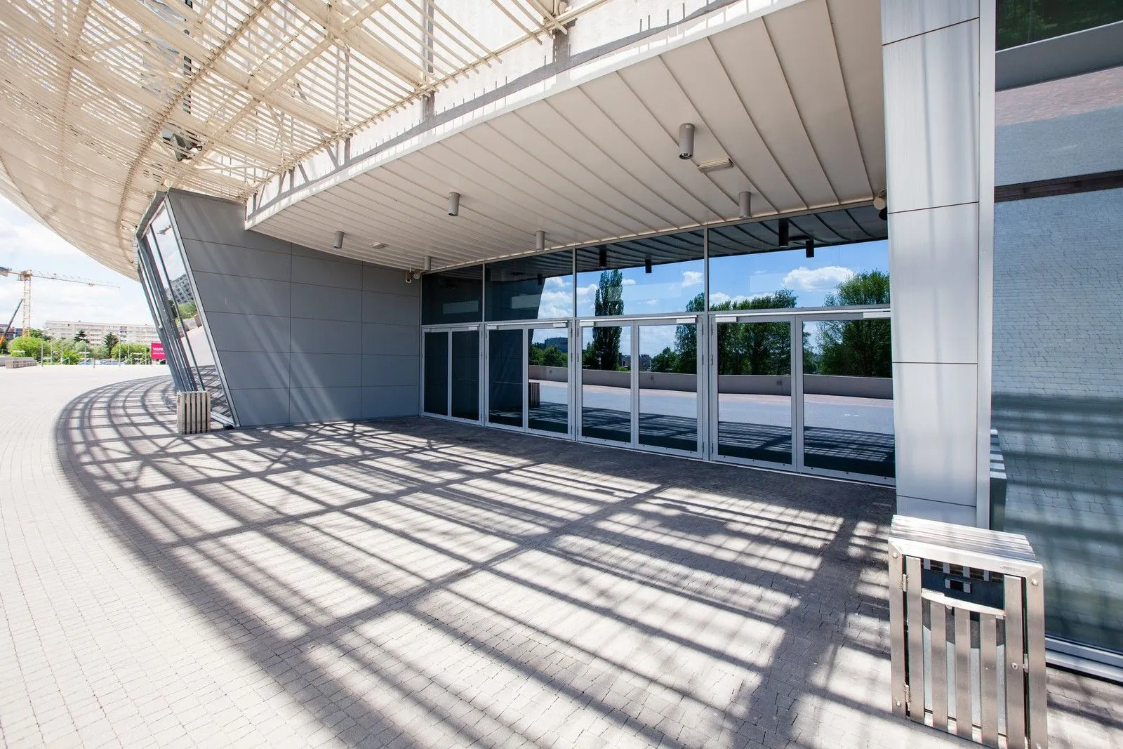 Drzwi i przeszklenia aluminiowe do nowoczesnego obiektu w ofercie CARPENTER Bydgoszcz