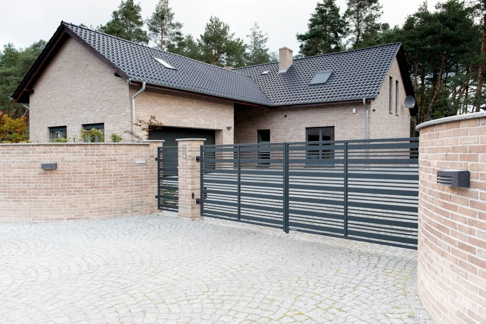 Ogrodzenia WIŚNIOWSKI Bydgoszcz i Toruń – ogrodzenie posesyjne przy domu, CARPENTER