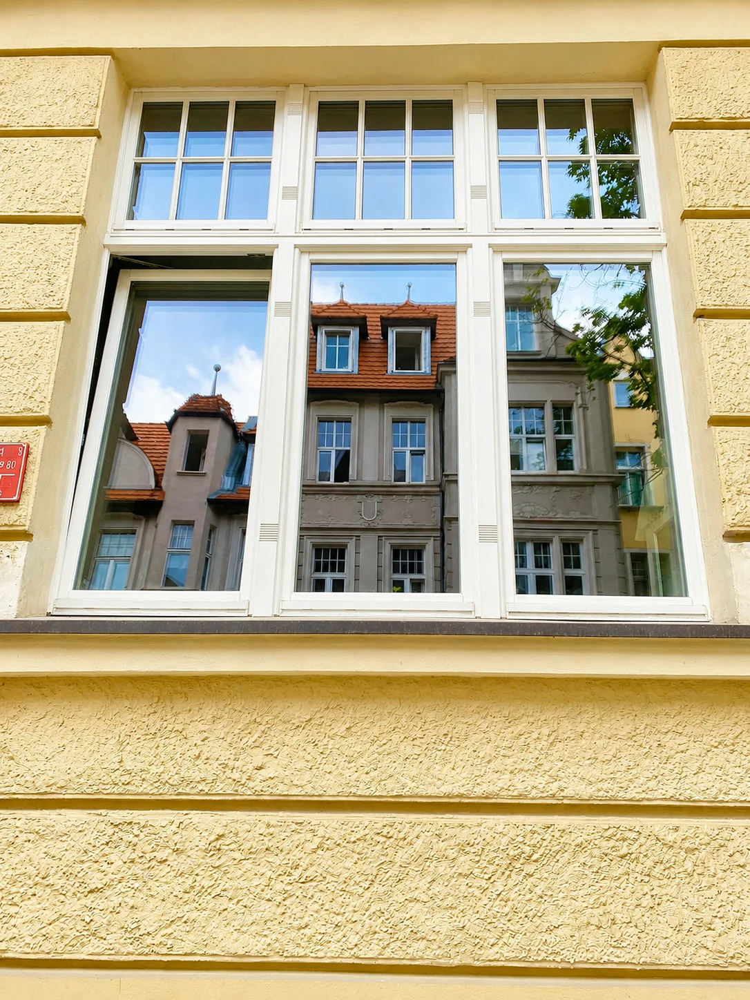 Drewniane okno w kamienicy przy ulicy Cieszkowskiego w Bydgoszczy – CARPENTER