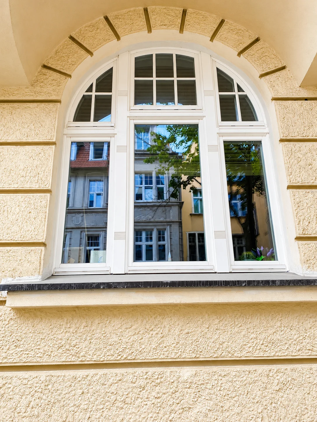 Łukowe okno drewniane w kamienicy przy ulicy Cieszkowskiego w Bydgoszczy – realizacja CARPENTER