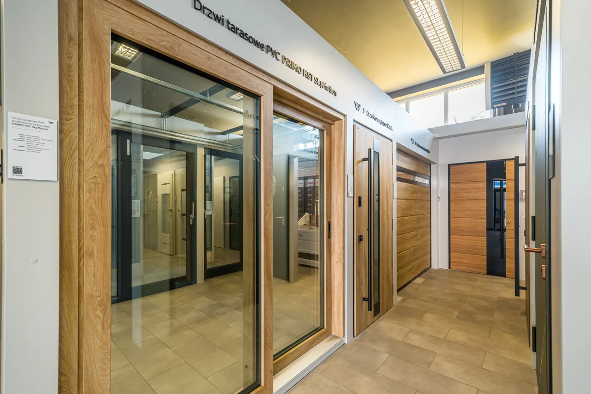 Salon CARPENTER Bydgoszcz – ekspozycja okien PVC WIŚNIOWSKI PRIMO, drzwi i rolet