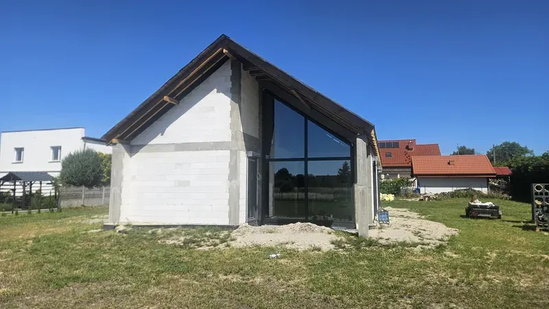 Duże przeszklenia w elewacji domu jednorodzinnego po montażu